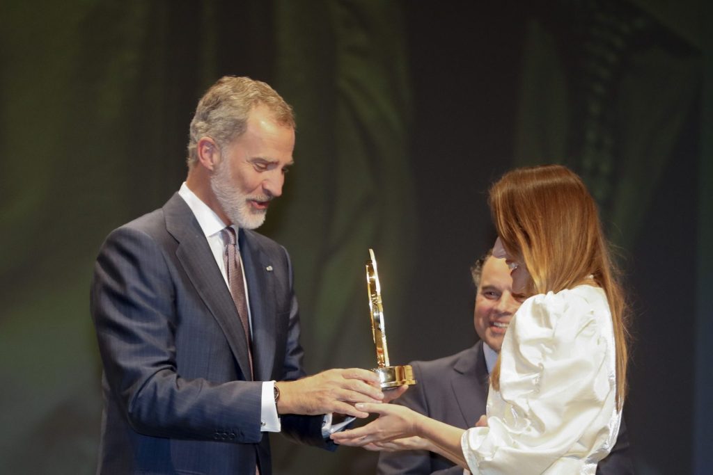 El rey Felipe entrega a Joanna Krawcyk, presidenta de Gazeta Wyborcza Foundation un galardón durante el Congreso Mundial de Medios de Comunicación organizado por la Asociación Mundial de Editores de Noticias (WAN-IFRA), este miércoles en Zaragoza