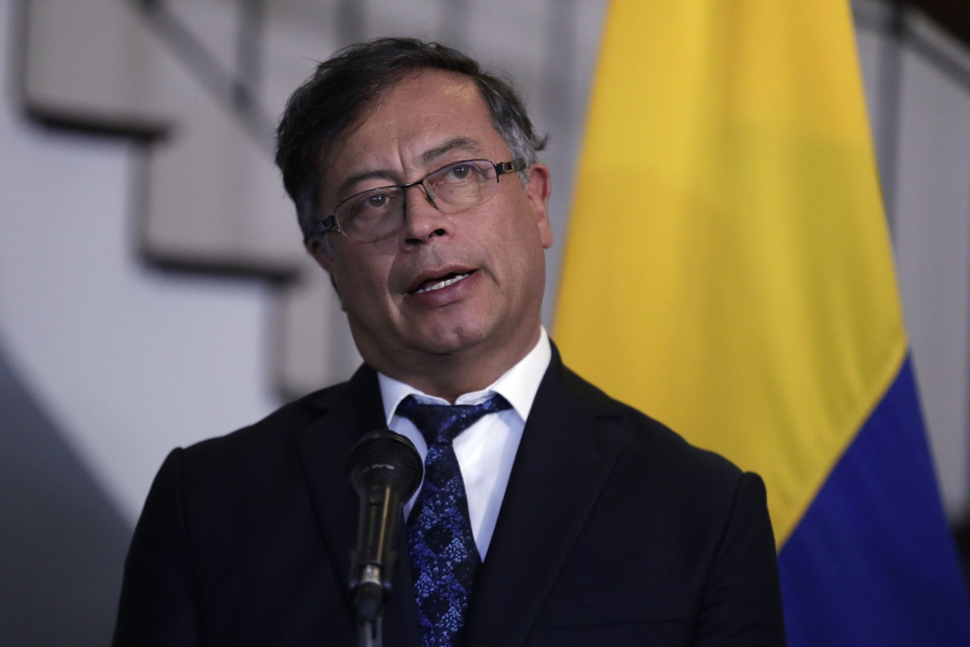 Gobierno colombiano se reúne con exparamilitares para avanzar en paz total