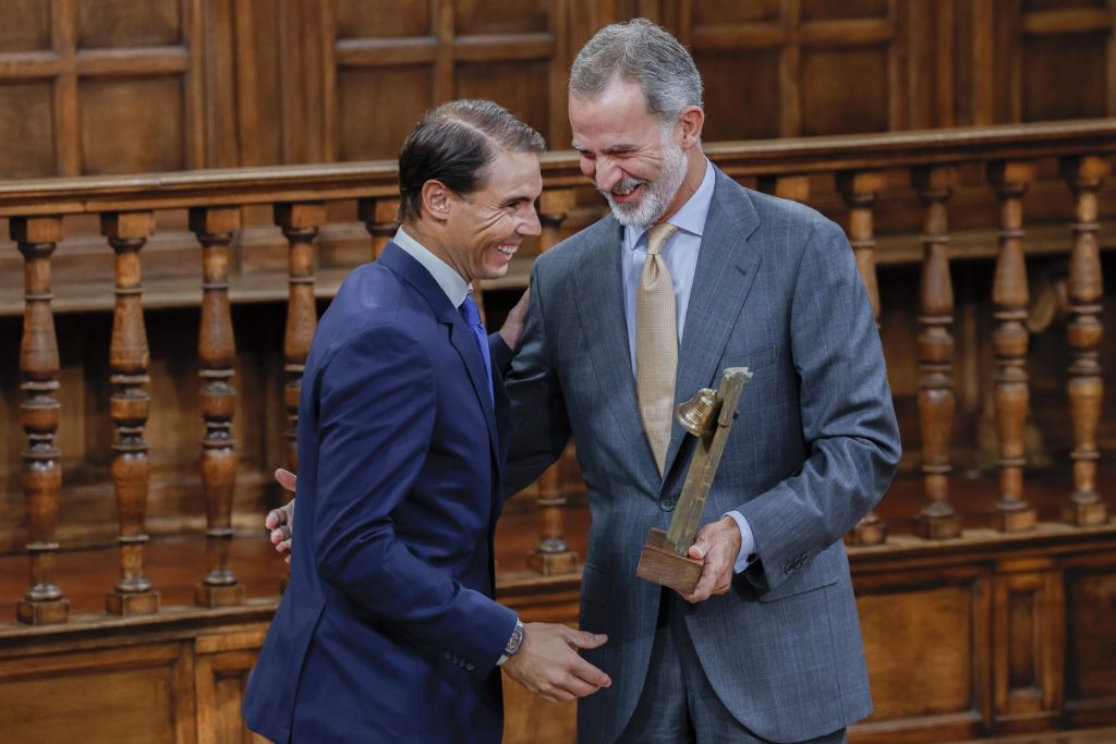 Rafael Nadal recibe el premio Camino Real de la mano del rey Felipe VI