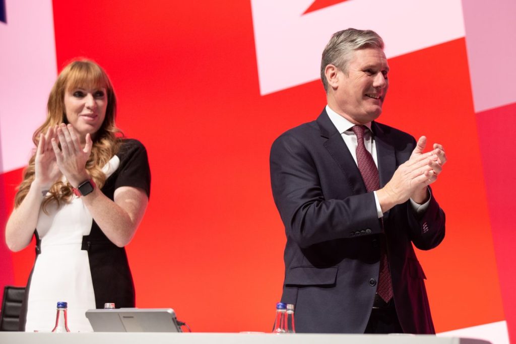 El líder del Partido Laborista británico Keir Stamer y la número dos de la formación, Angela Rayner, aplauden en la apertura del congreso anual de los laboristas que se celebra en Liverpool, Reino Unido.