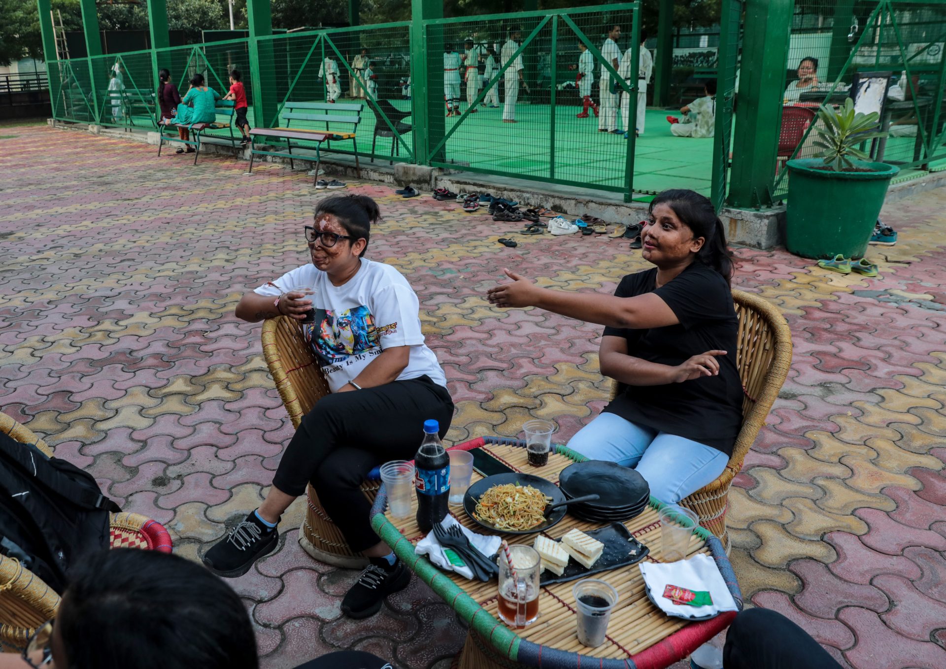 café para mujeres atacadas con ácido en India