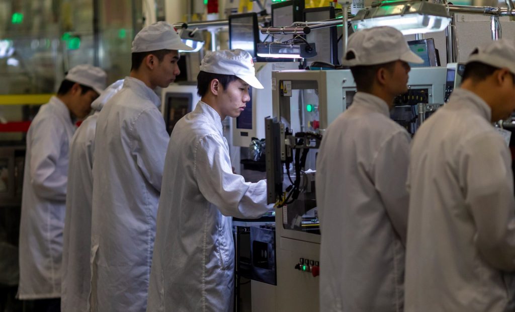 Trabajadores en una fábrica de telecomunicaciones en China.
