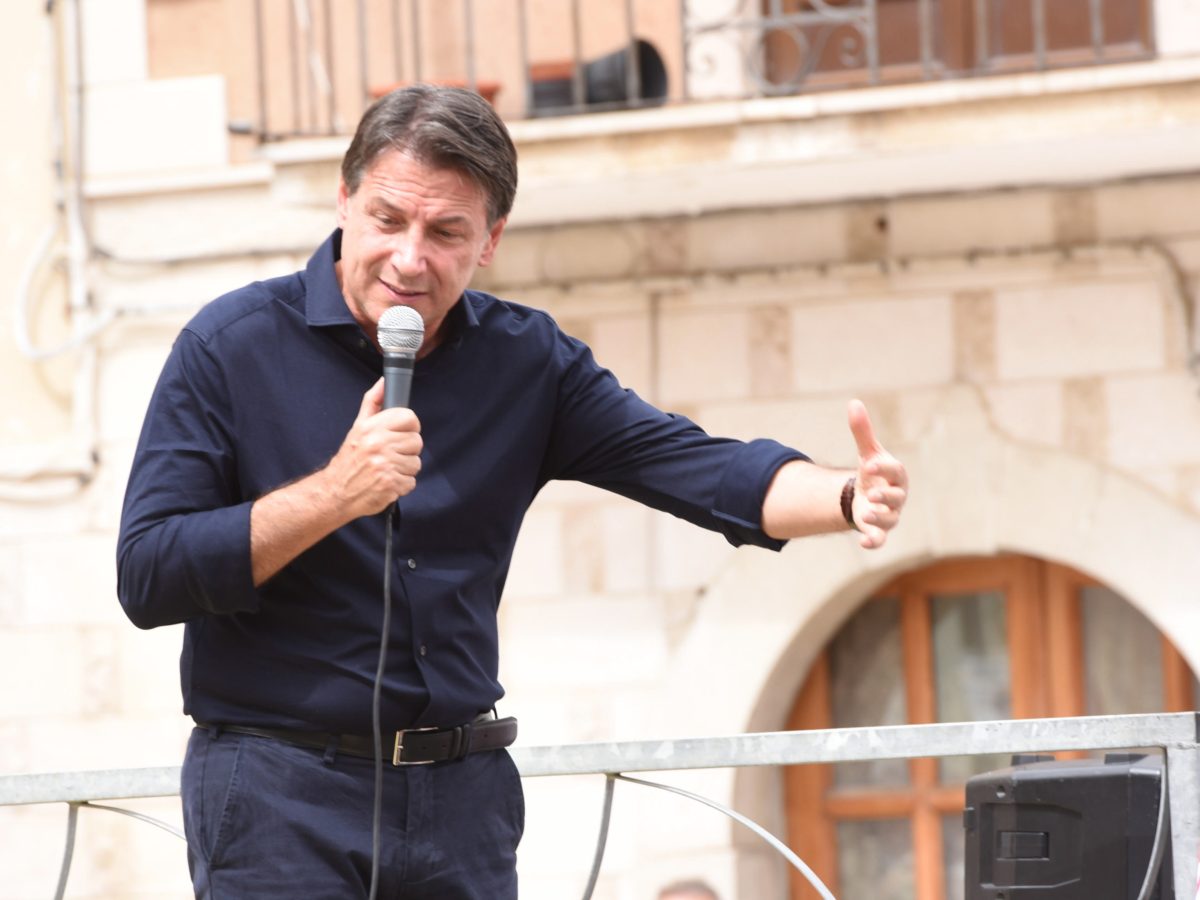 El líder del Movimiento 5 Estrella, Giuseppe Conte, participa en un acto electoral en Volturara Appula, en el sur de Italia. EFE/EPA/FRANCO CAUTILLO