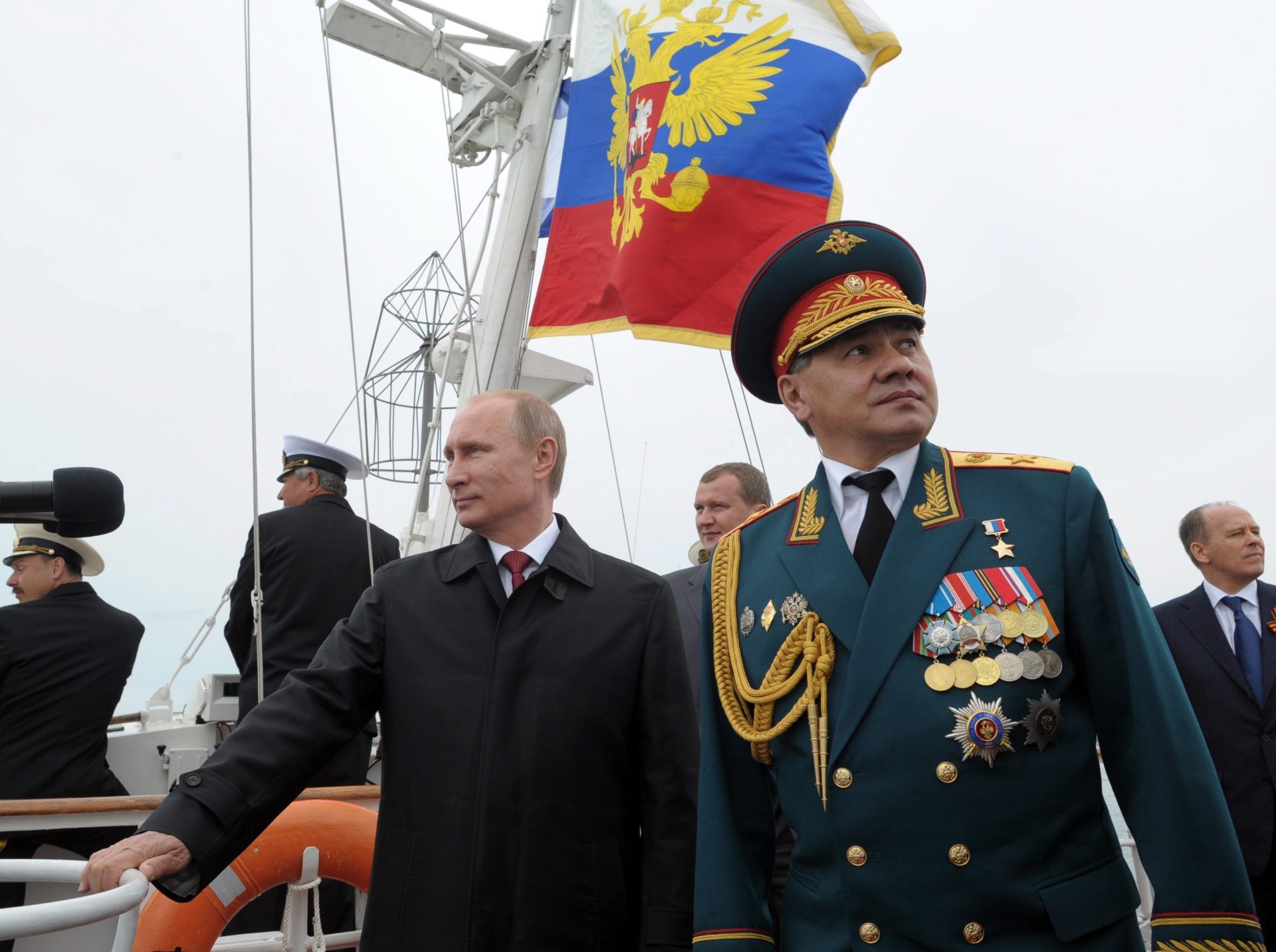 El presidente ruso, Vladimir Putin (frente a la izquierda) y el ministro de Defensa ruso, Sergei Shoigu (frente a la derecha), revisan los buques de guerra rusos en las aguas de la bahía de Sebastopol, en Sebastopol, Crimea, el 9 de mayo de 2014.