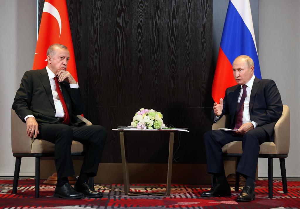 Reunión entre Vladímir Putin (d), y su homólogo turco, RecepTayyip Erdogan. Turquía juega un papel importante en la situacióon actual del espacio postsoviético.