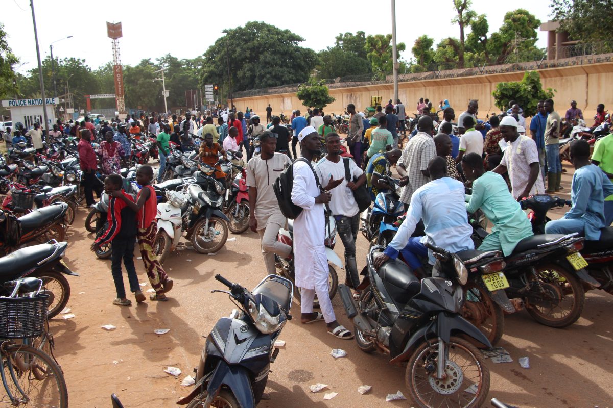 Un grupo de personas cerca del palacio presidencial en Uagadugú, Burkina Faso.