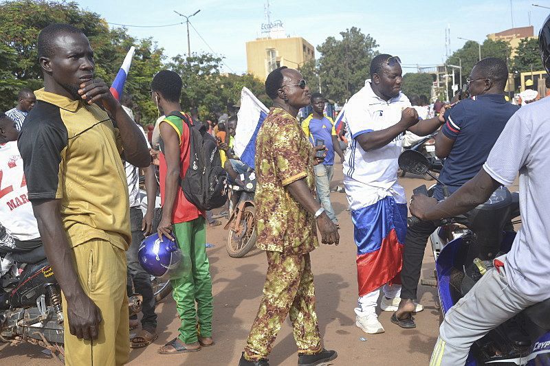 Un grupo de personas cerca del palacio presidencial en Uagadugú, Burkina Faso.