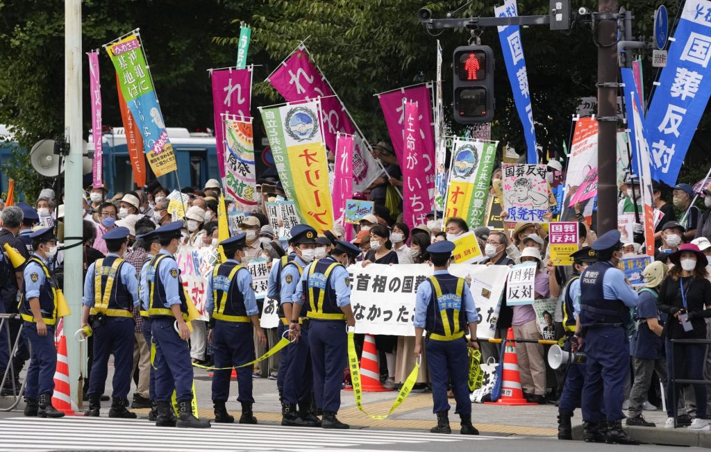 Un cordón policial controla una de las manifestaciones convocadas en Tokio contra la celebración, este martes, del funeral de Estado por el exprimer ministro Shinzo Abe. EFE/EPA/KIMIMASA MAYAMA