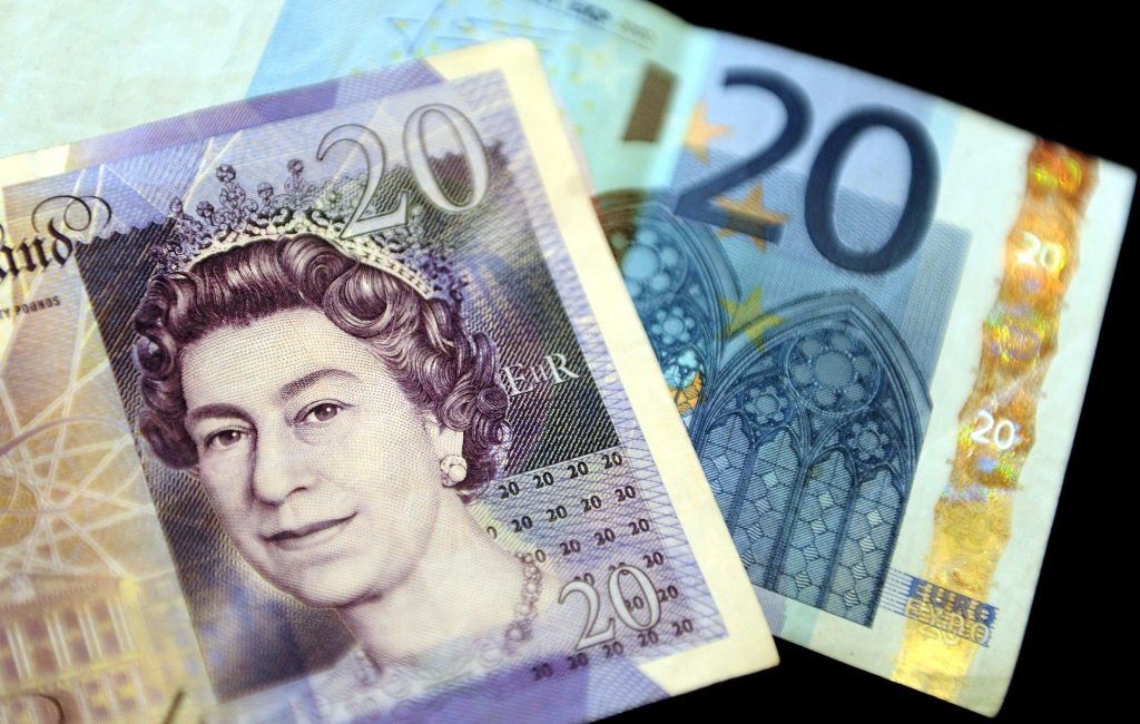 Un billete de euros y otro billete de libras