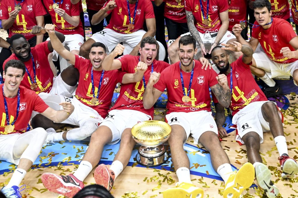 The players of the Spanish basketball teams celebrate the gold medal won at Eurobasket