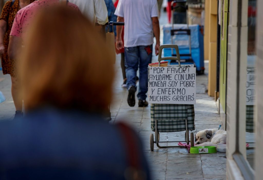 Un cartel de un mendigo pidiendo ayuda