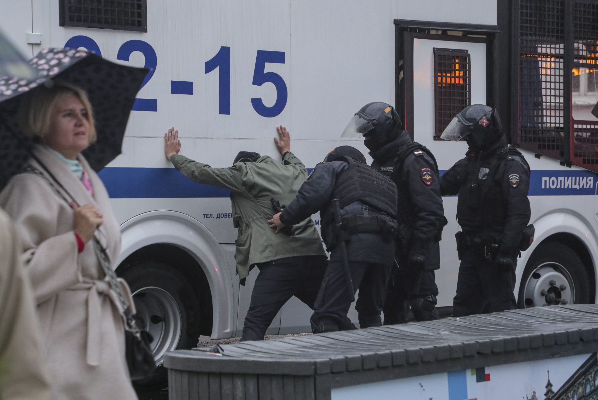 Policías rusos detienen a una persona que participa en una protesta no autorizada contra la movilización militar parcial de Rusia.