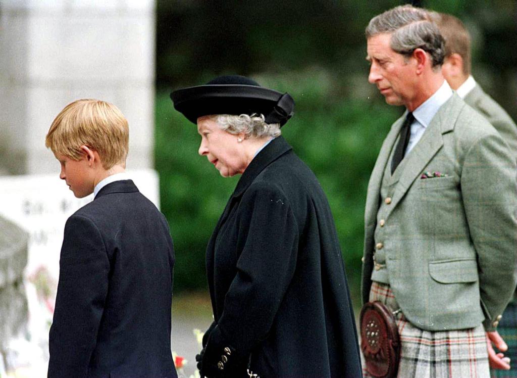 Reina Isabel II y su hijo Carlos III