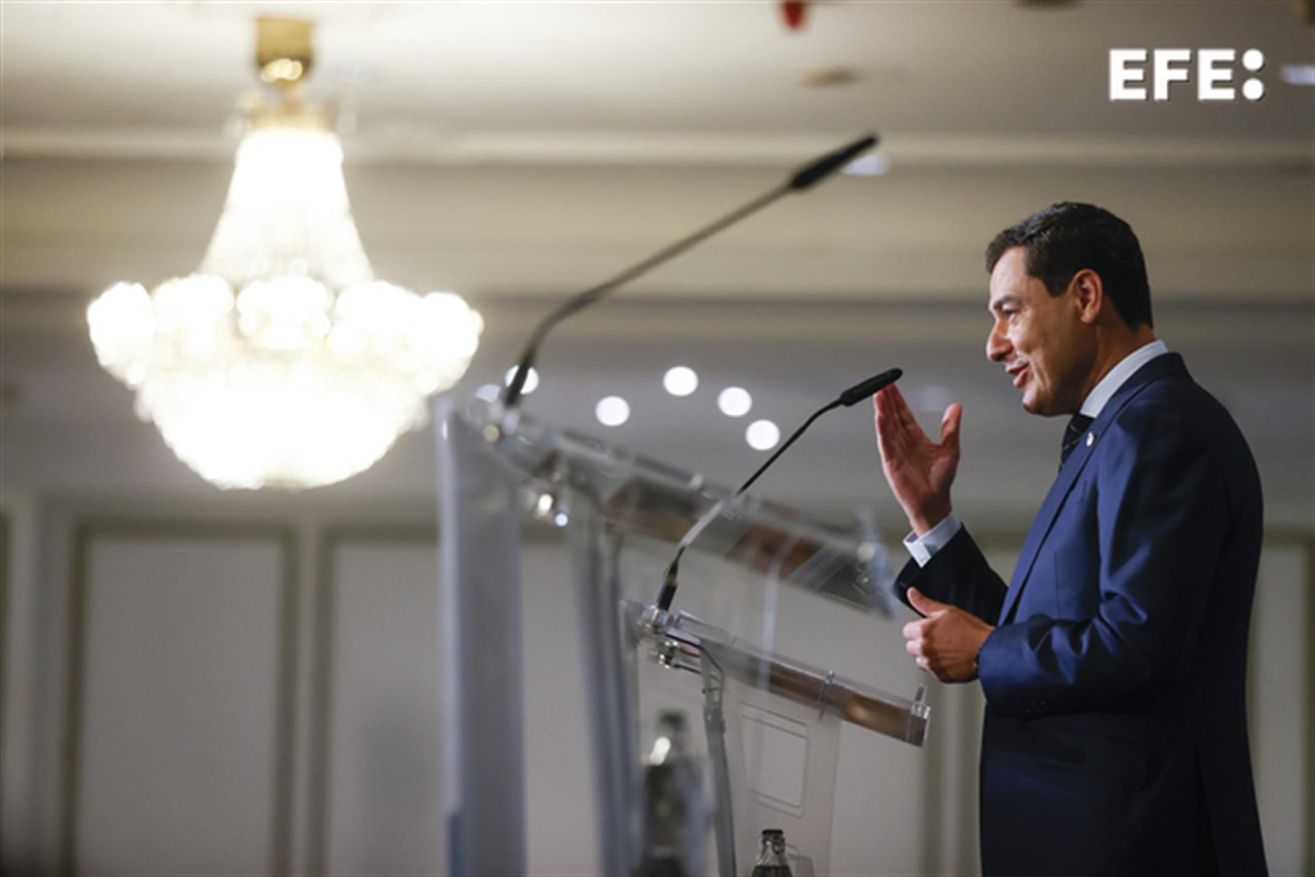 El presidente de la Junta de Andalucía, Juan Manuel Moreno Bonilla, protagoniza una conferencia-coloquio organizada por el grupo Joly en el Hotel Westin Palace en Madrid, este lunes. EFE/ Juan Carlos Hidalgo
