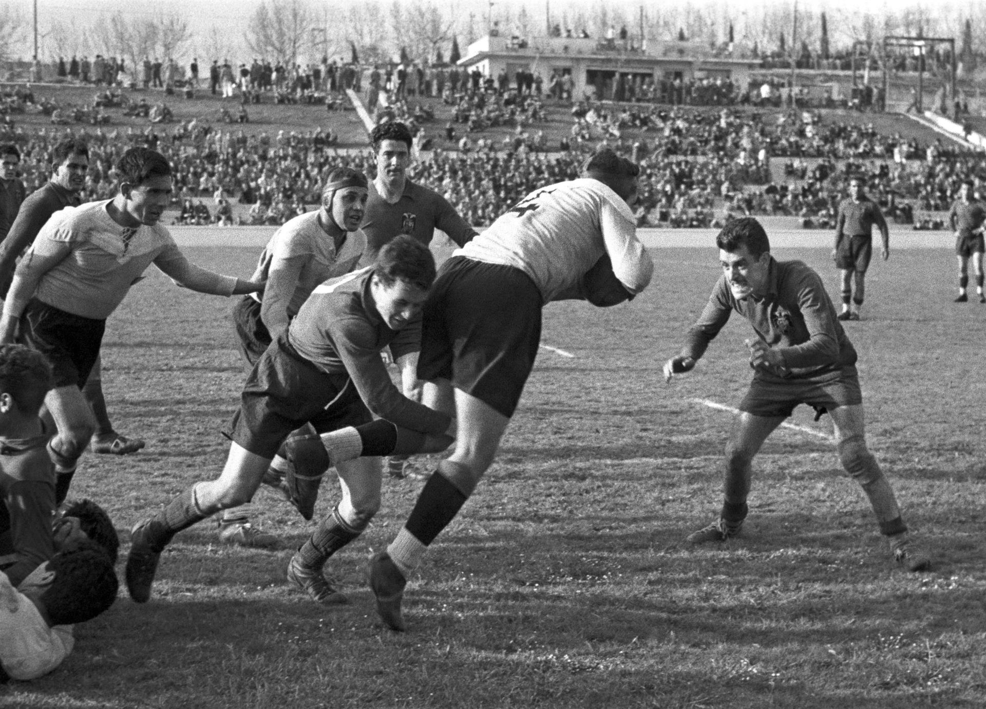 Partido de la selección española de rugby, que se enfrentó a la portuguesa, durante la tercera jornada de los V Juegos Universitarios Nacionales, celebrados en Madrid, en una imagen de 1954. EFE/Archivo