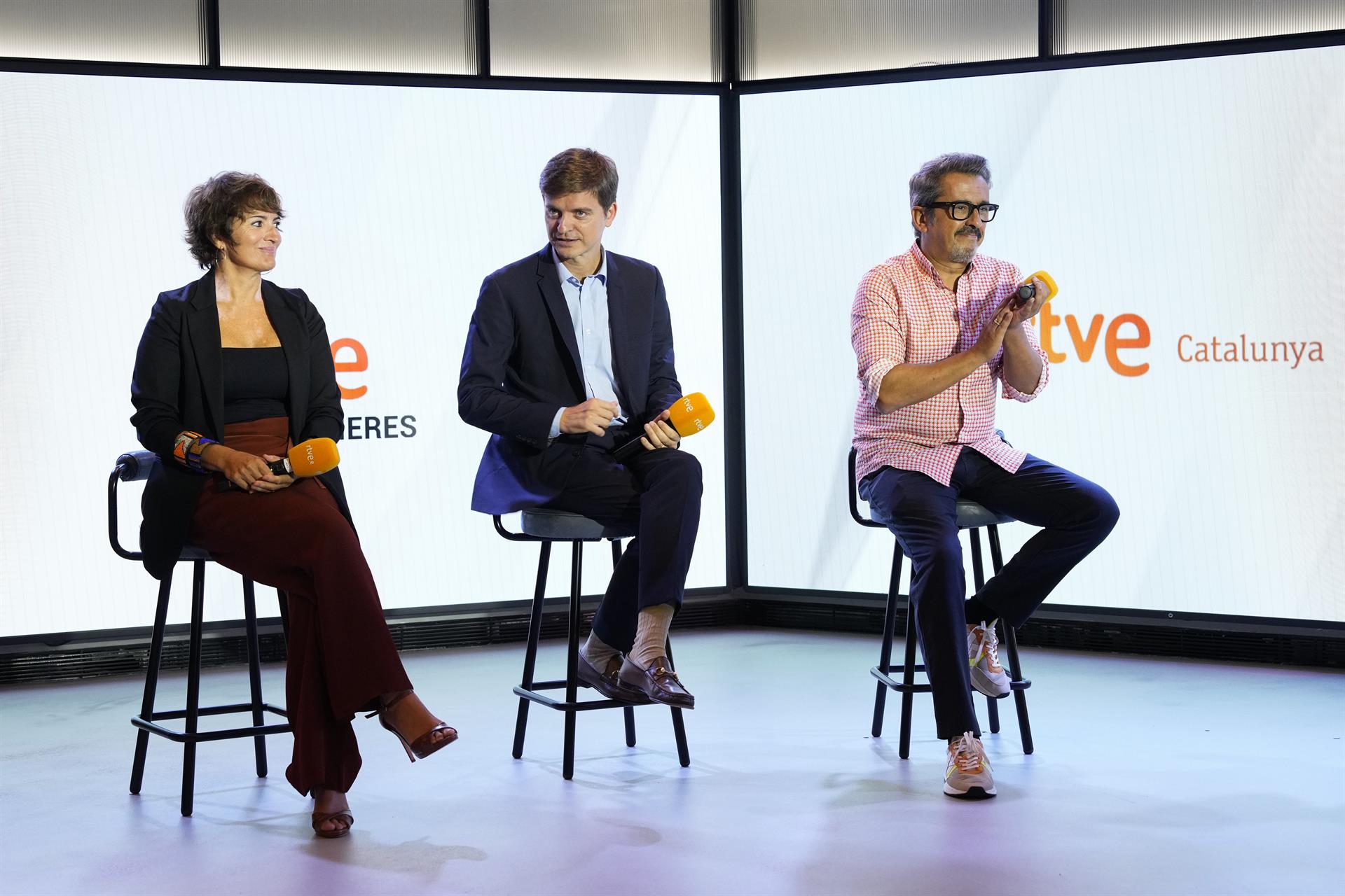 (i-d) Silvia Abril, Marc Giró y Andreu Buenafuente, algunas de las nuevas caras conocidas de la programación de la nueva temporada de RTVE Cataluña, durante la presentación celebrada este jueves en Barcelona.