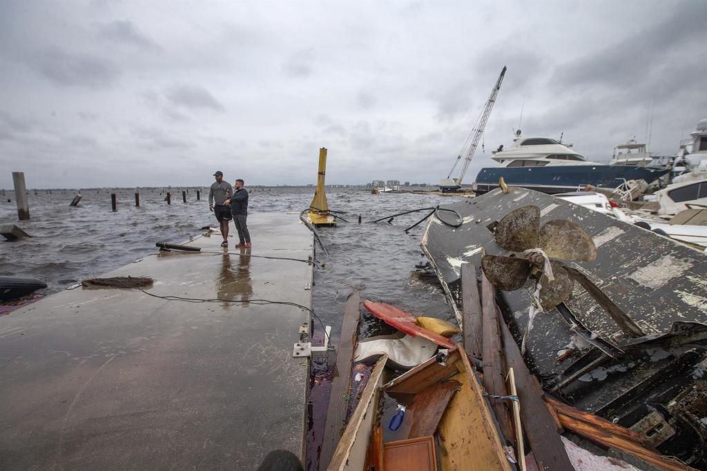 Vista de los daños causados por el huracán Ian en Fort Myers, Florida, el 29 de septiembre de 2022. EFE/Cristóbal Herrera
