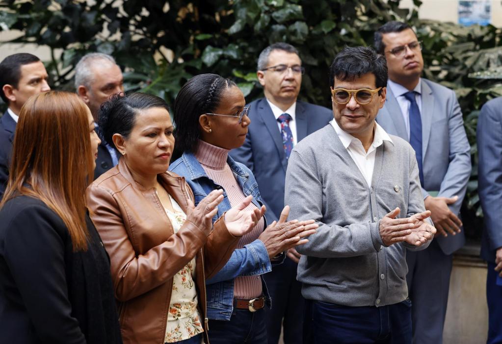 El Comisionado de Paz, Danilo Rueda (d), asiste a una rueda de prensa hoy en la Casa de Nariño en Bogotá (Colombia). EFE/Mauricio Dueñas Castañeda
