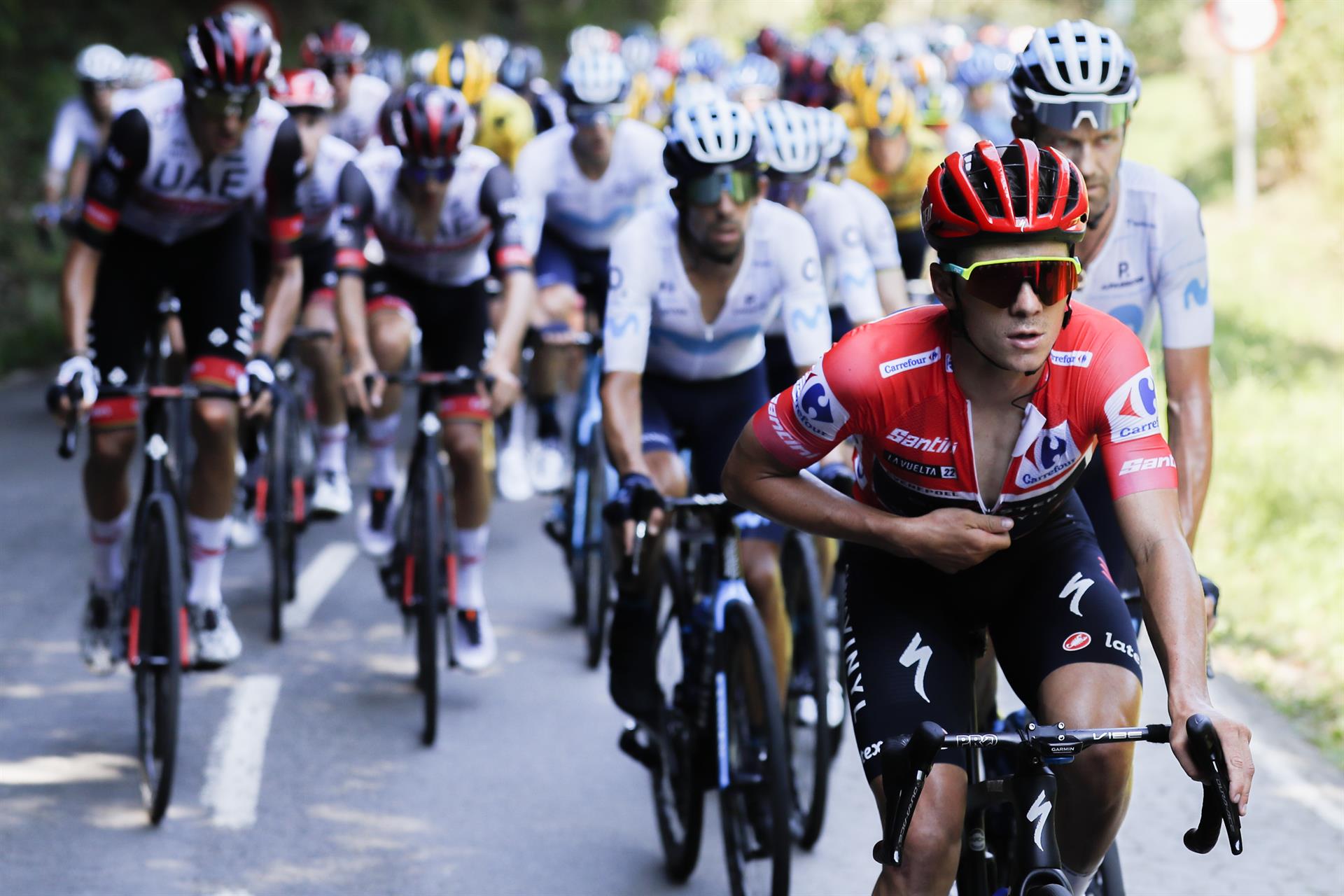 El ciclista belga Remco Evenepoel, del equipo Quick Step, con el maillot rojo de líder de La Vuelta Ciclista a España, durante la novena etapa de disputada entre las localidades asturianas de Villaviciosa y Les Praeres, Nava (171,4 km.). EFE/Javier Lizón
