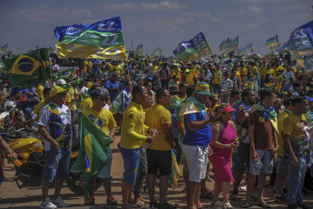 Seguidores del presidente de Brasil, Jair Bolsonaro, participan durante en un acto de campaña para las elecciones el próximo domingo, en la ciudad de Juazeiro, en el estado de Bahia (Brasil). EFE/Felipe Iruatã
