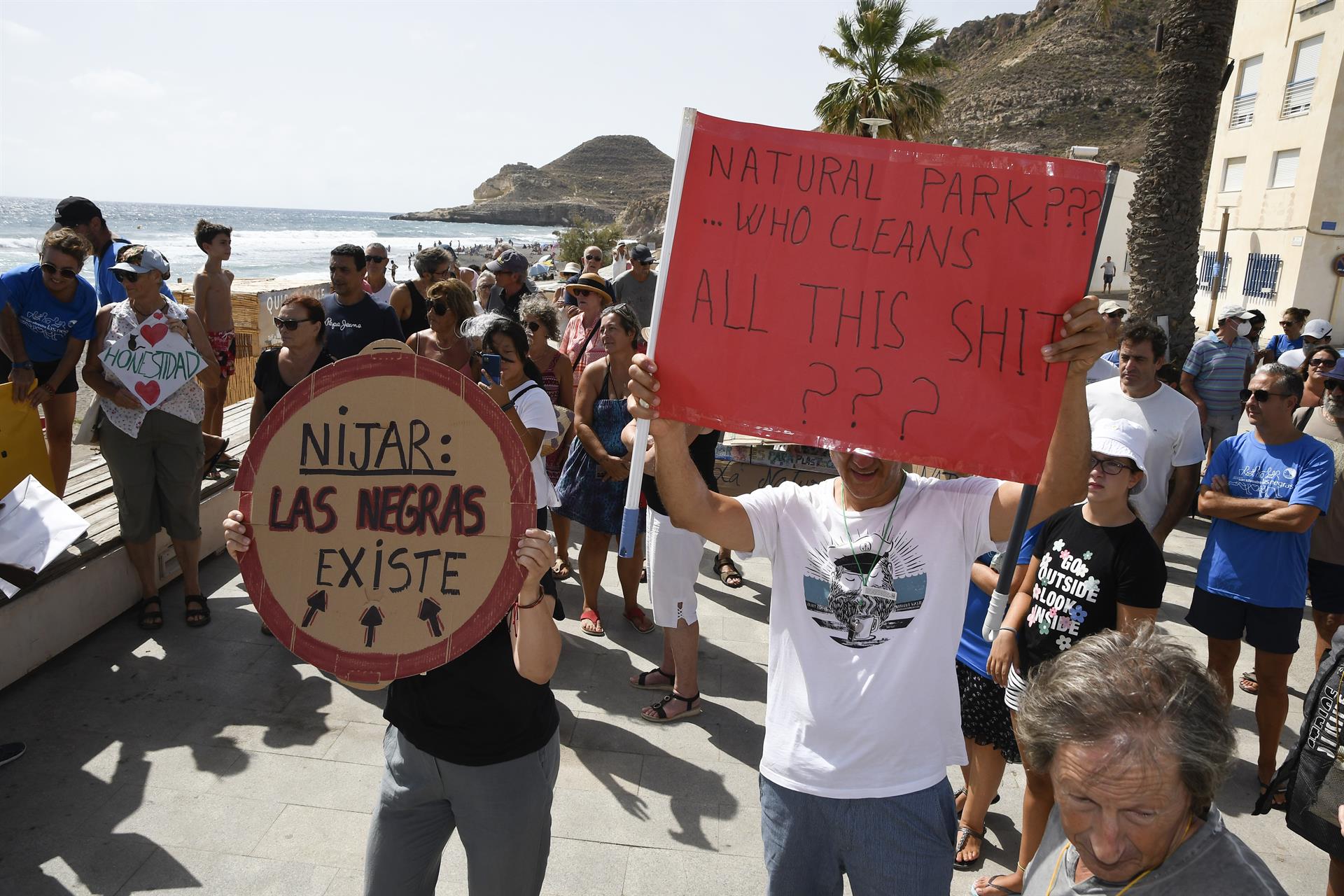 Protesta de vecinos de la barriada de Las Negras, en Níjar (Almería). EFE / Carlos Barba
