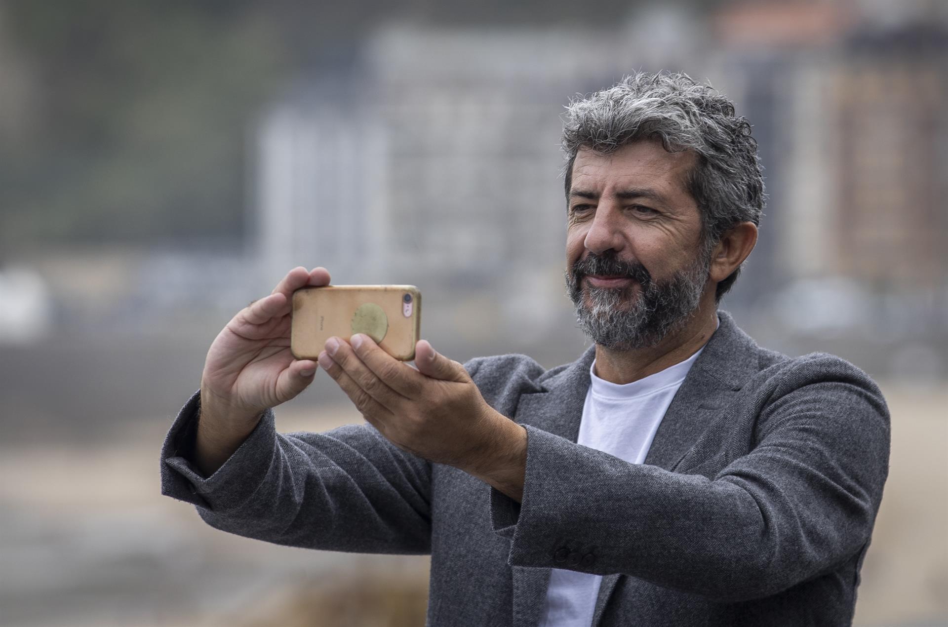 El director Alberto Rodríguez posa este viernes en la 70 edición del Festival de Cine de San Sebastián, donde ha presentado "Apagón", que compite en la Sección Oficial del certamen. EFE/Javier Etxezarreta