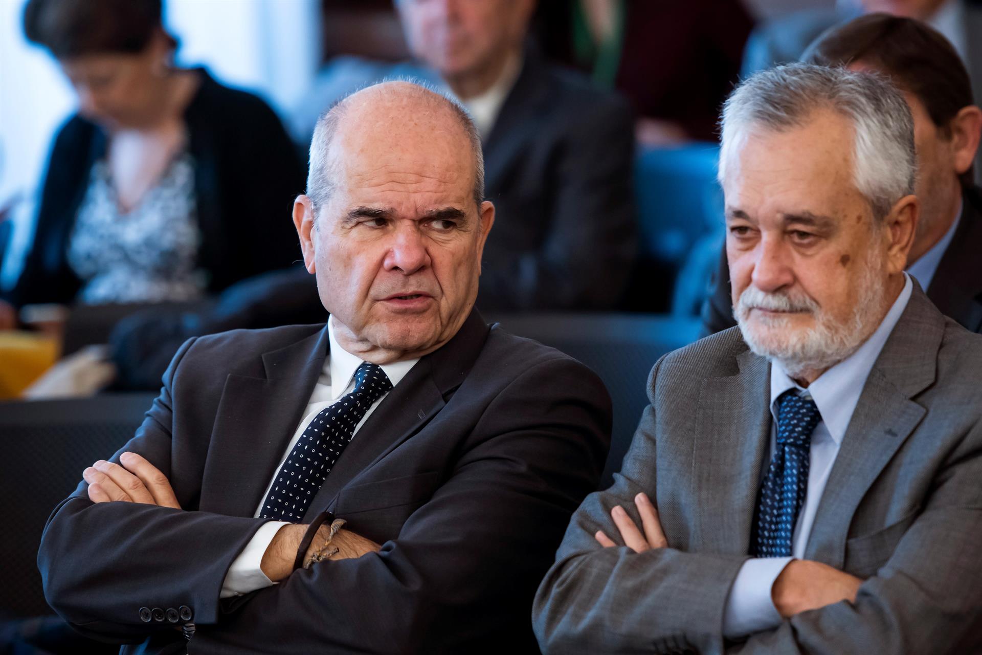 Los expresidentes andaluces socialistas Manuel Chaves (i) y José Antonio Griñán (d). EFE/Raúl Caro/ARCHIVO
