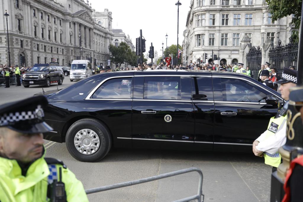 El presidente de Estados Unidos, Joe Biden, llega para presentar sus respetos a la reina Isabel II en el Westminster Hall de Londres este 18 de septiembre. EFE/EPA/OLIVIER HOSLET
