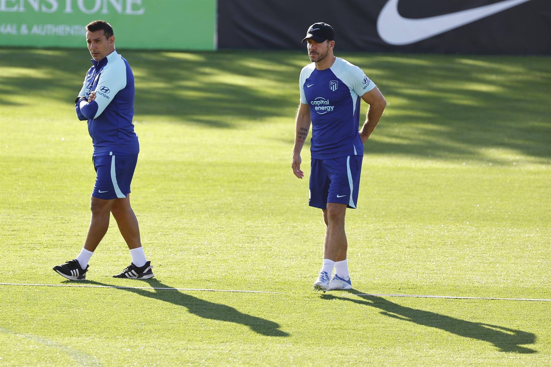 Diego Simeone (d) y Gustavo López (i), durante el entrenamiento de este viernes. EFE/ Sergio Pérez
