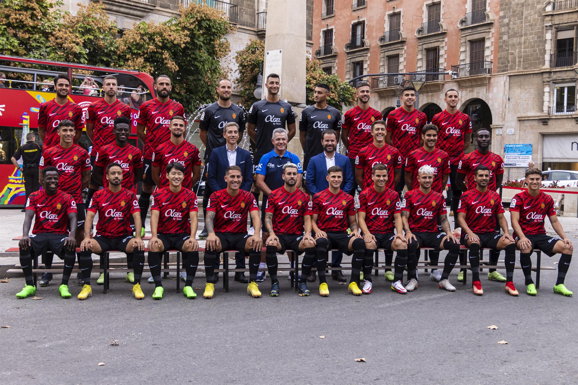 Los jugadores del Real Mallorca posan para la fotografía oficial realizada este martes en la Plaza de las Tortugas, en Palma de Mallorca. EFE/ Cati Cladera