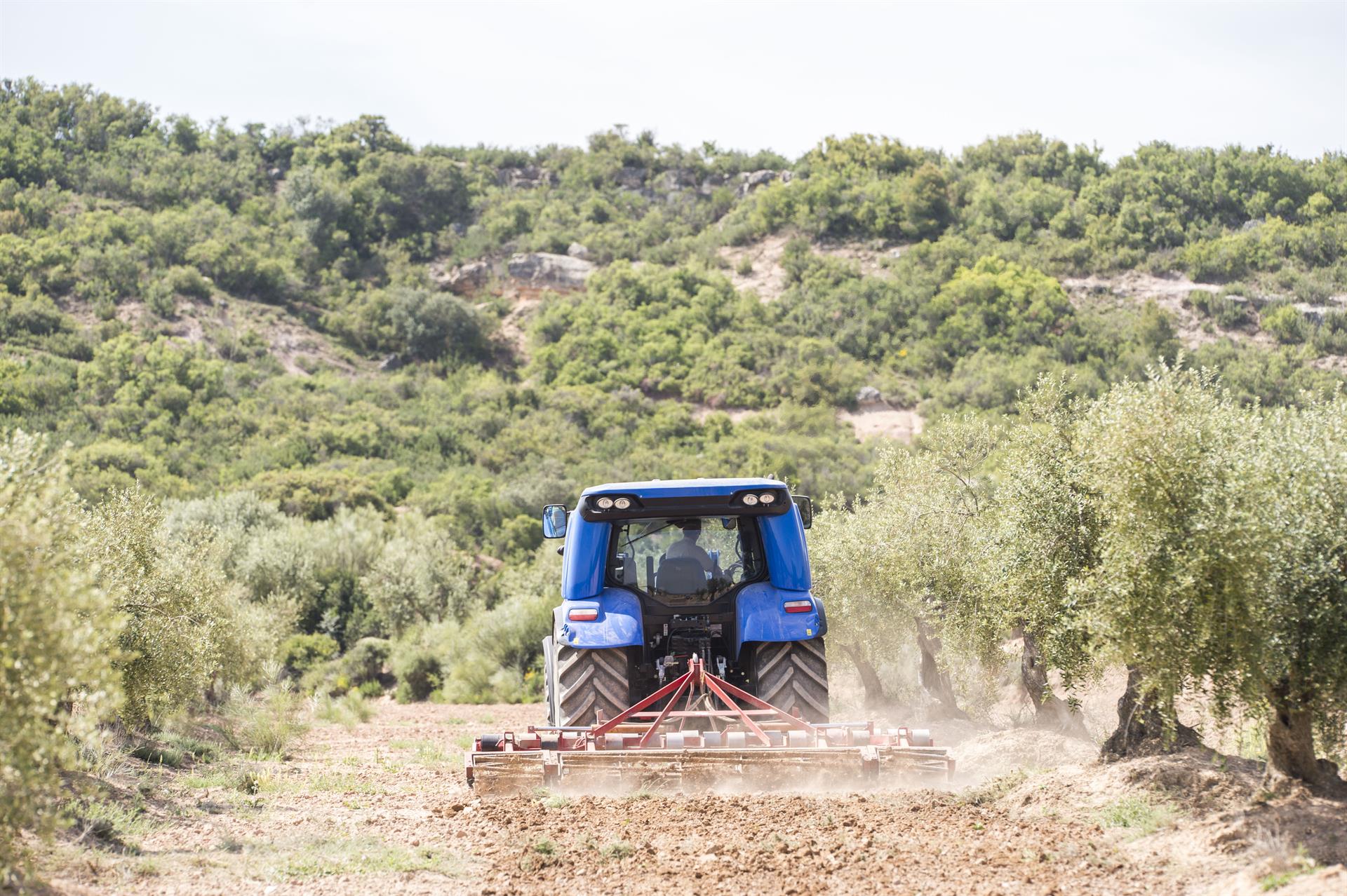 Un tractor trabajando en el campo. EFE/Adrià Ropero/Archivo