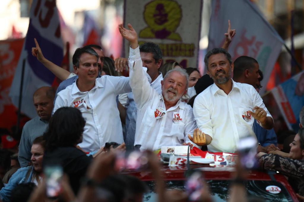 El candidato presidencial Luiz Inácio Lula da Silva (c) saluda a simpatizantes a su llegada para un acto de campaña, en Fortaleza, Ceará (Brasil). EFE/Jarbas Oliveira
