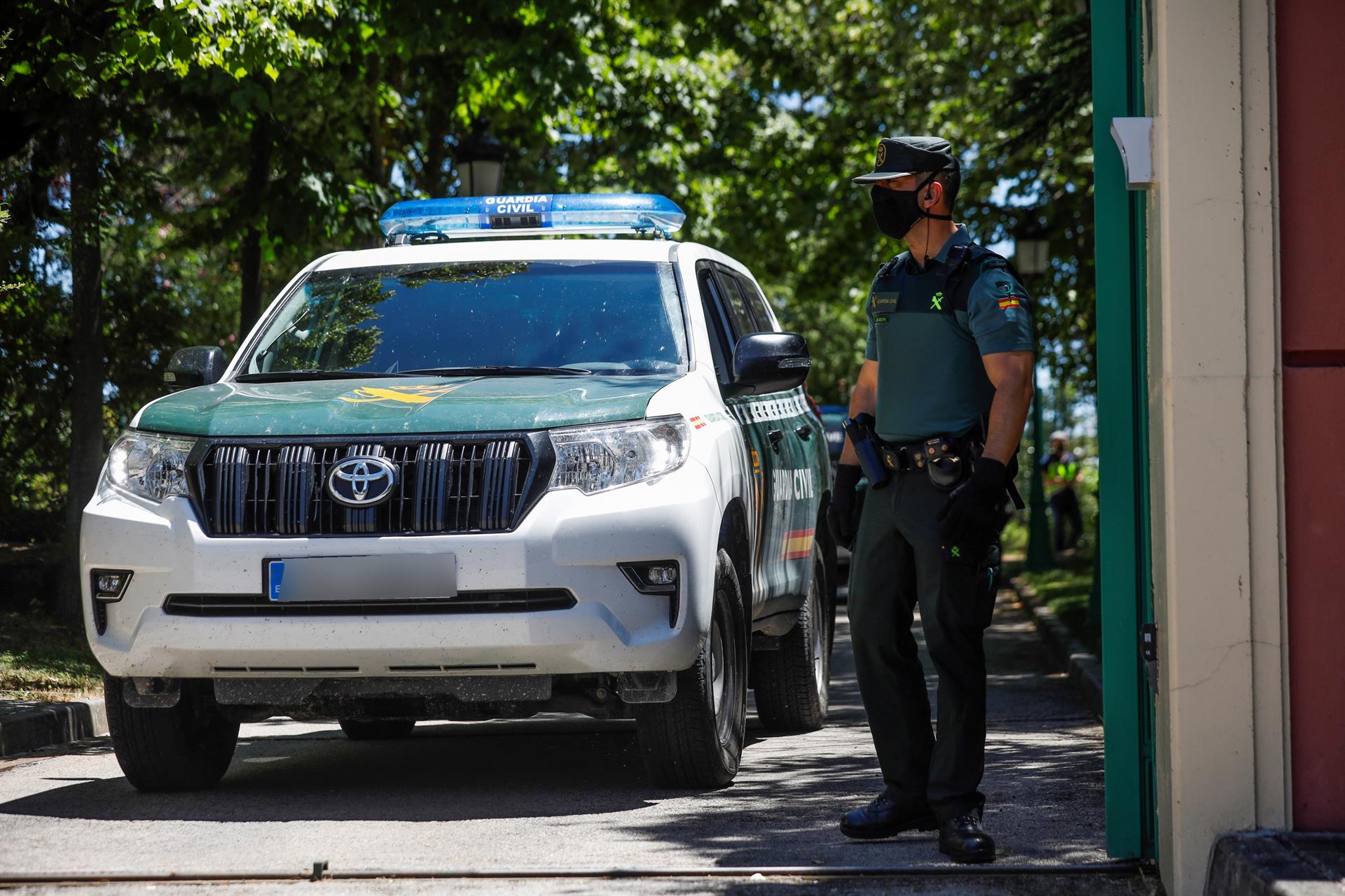 Vehículo de la Guardia Civil a su salida de una vivienda. EFE/David Fernández/Archivo