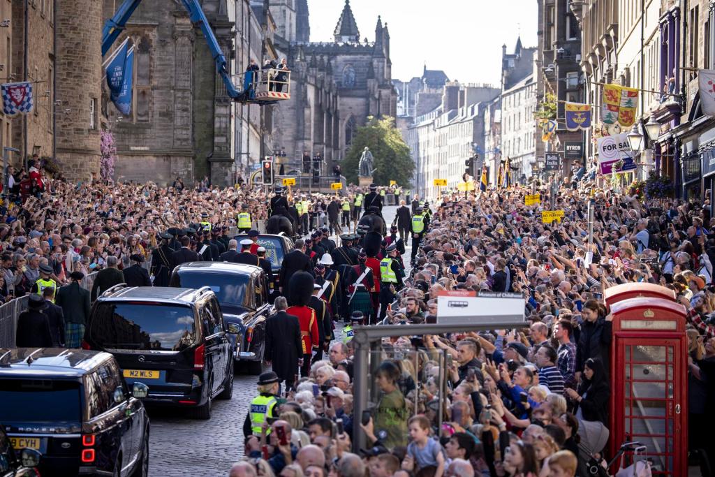 Miles de personas ven pasar la procesión con el ataúd de la difunta reina Isabel II acompañada por miembros de la familia real por las calles de Edimburgo. EFE/EPA/TOLGA AKMEN