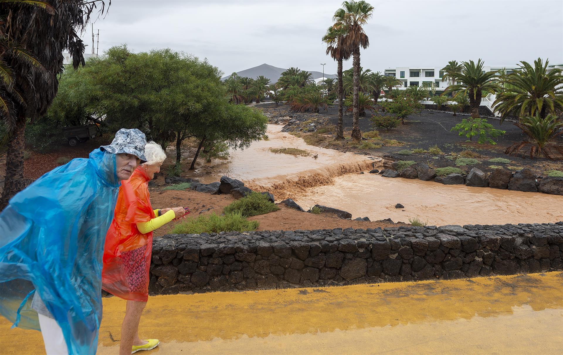 La tormenta tropical Hermine ha dejado lluvias moderadas en la isla de Lanzarote. En la imagen, unos turistas observan el barranco que desemboca en la playa de Las Cucharas, en Costa Teguise. EFE/Adriel Perdomo

