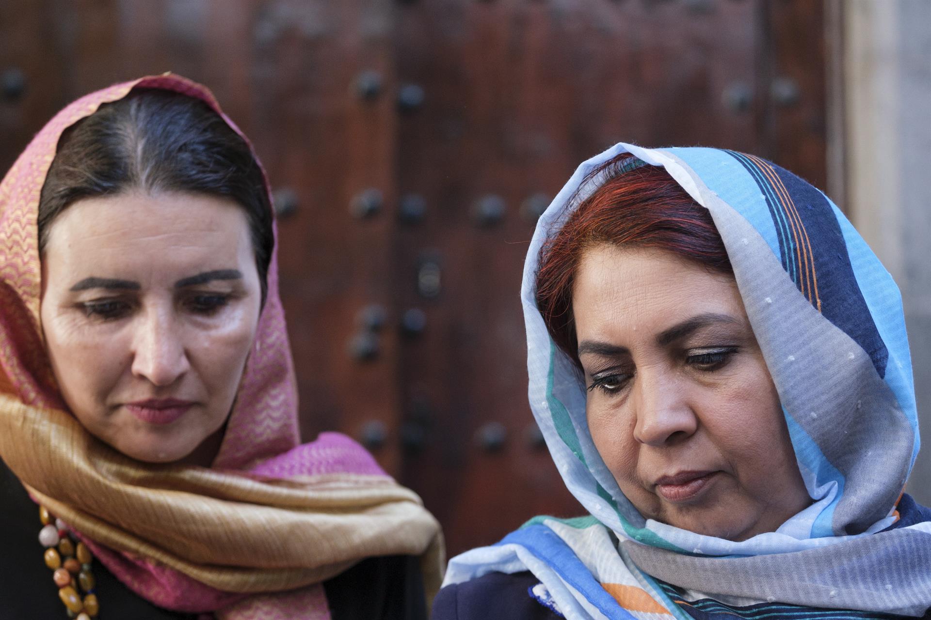 La juezas Gulalai Hotak (i) y Safia Jan Mohammad (d) son dos de las magistradas afganas que este viernes han participado en la jornada "Afganistán, la guerra silenciosa contra mujeres y niñas". EFE/Ángel Medina G.