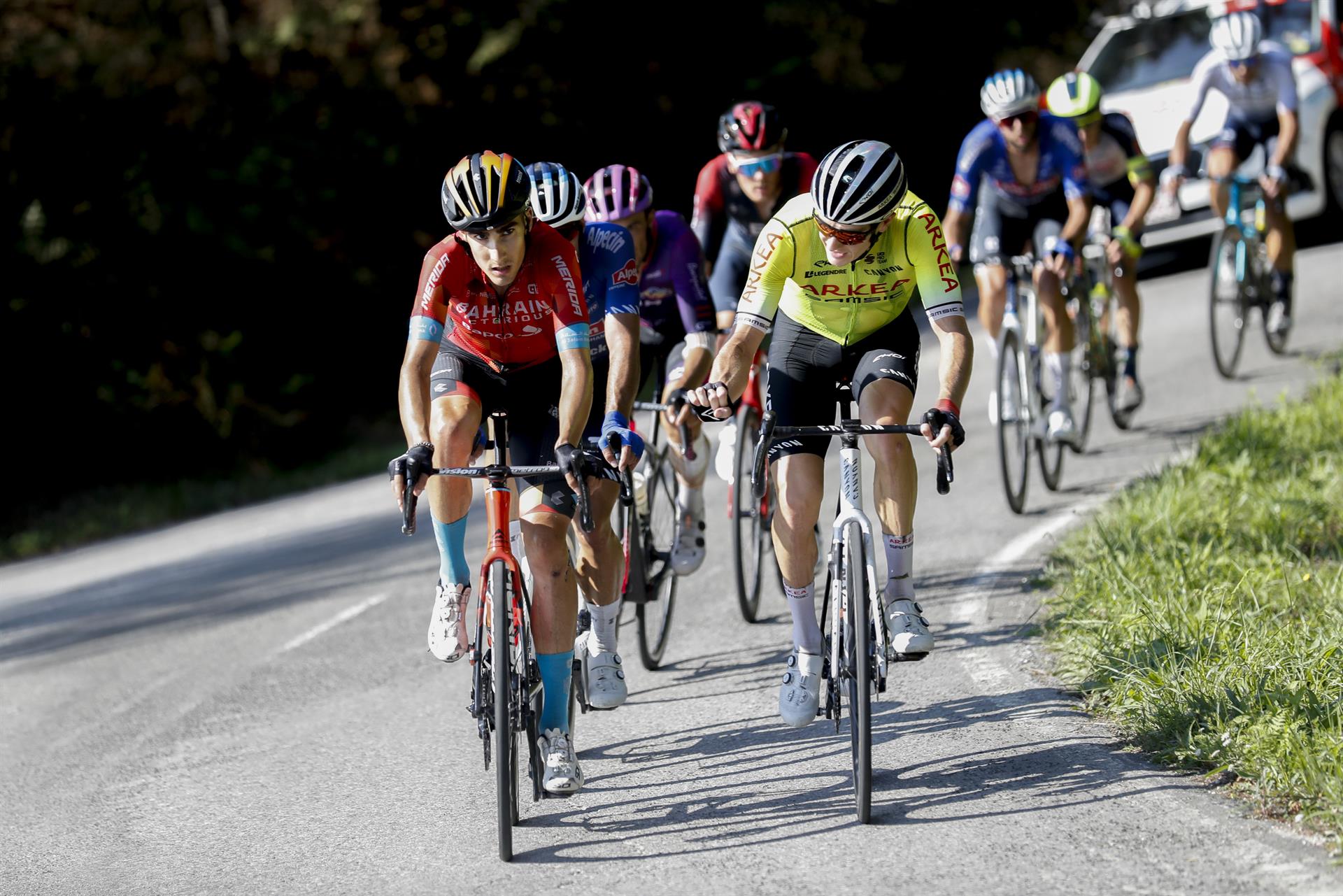 Un grupo de escapados del pelotón este domingo durante la novena etapa de La Vuelta Ciclista a España, disputada entre las localidades asturianas de Villaviciosa y Les Praeres, Nava (171,4 km.). EFE/Javier Lizón
