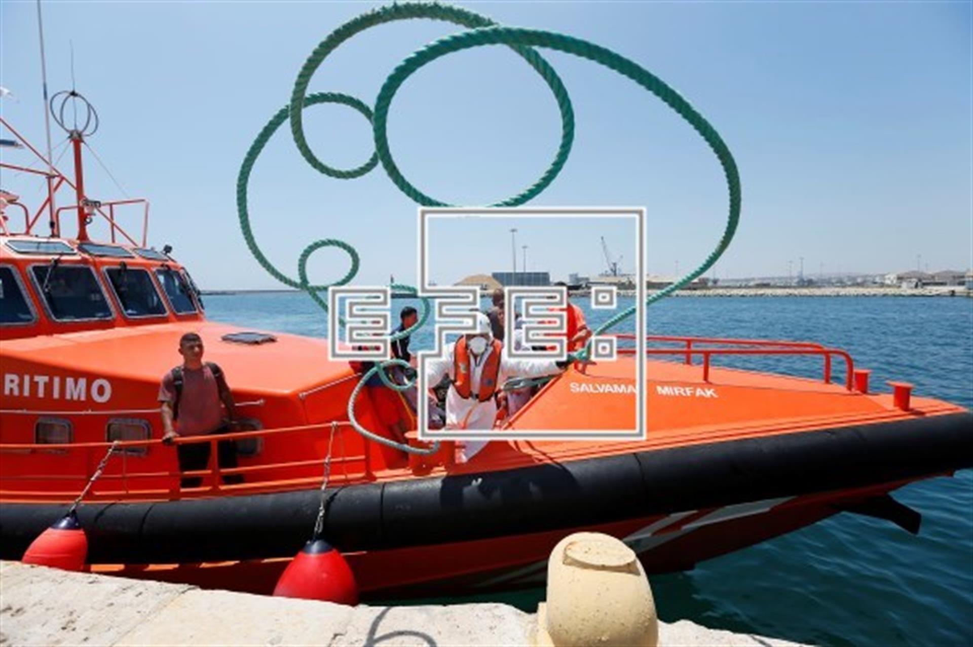 GUna embarcación de Salvamento Marítimo atraca en el puerto de Alicante con inmigrantes interceptados a bordo de pateras. EFE/Manuel Lorenzo