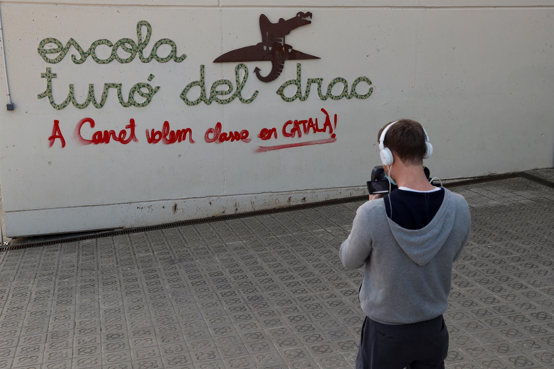 Un operador de TV toma imágenes en la escuela Turó del Drac de Canet de Mar (Barcelona). EFE/Alejandro García