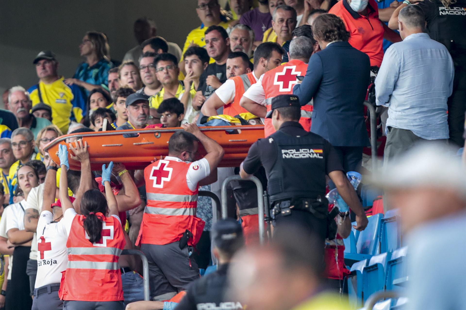Las asistencias sanitarias trasladan a un aficionado enfermo durante el partido de LaLiga entre el Cádiz y el Barcelona en el estadio Nuevo Mirandilla. EFE/Román Ríos.