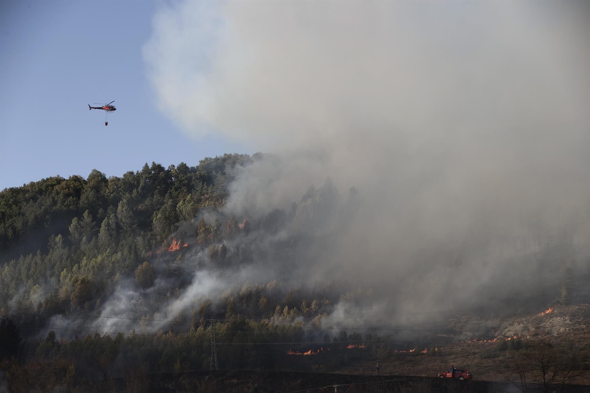 Efectivos de emergencias, con medios aéreos, trabajan en la extinción de un incendio declarado esta tarde en el monte Ezkaba. EFE/ Jesus Diges.
