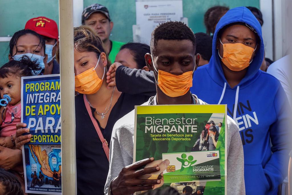 Decenas de migrantes de origen haitiano permanecen afuera del albergue Movimiento Juventud 2000, a la espera de un lugar de hospedaje, el 26 de septiembre de 2022 en la fronteriza Tijuana, Baja California (México).  EFE/Joebeth Terriquez
