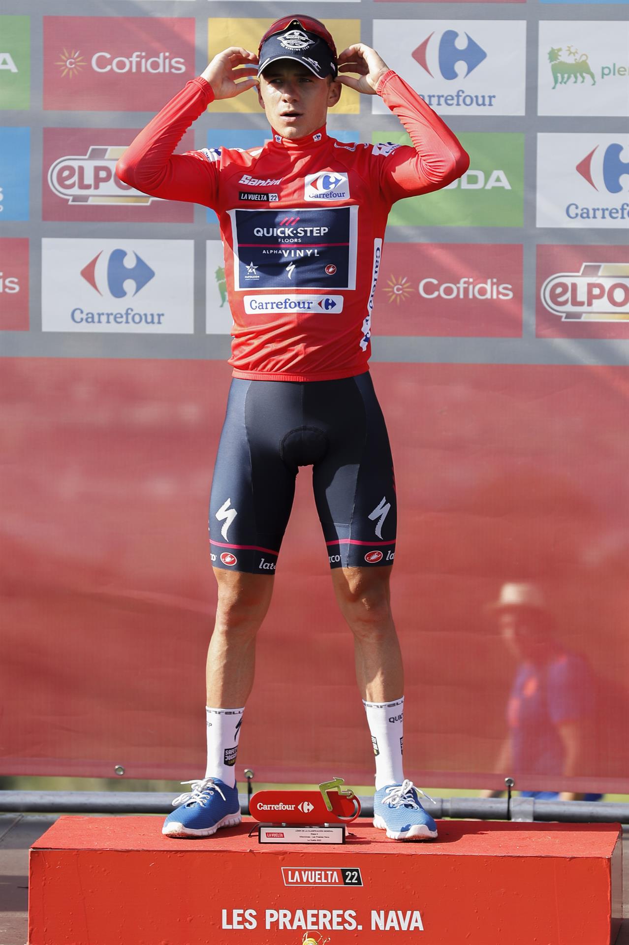 El ciclista belga Remco Evenepoel, líder de la Vuelta, en el podio tras la novena etapa de La Vuelta Ciclista a España, disputada entre las localidades asturianas de Villaviciosa y Les Praeres, Nava (171,4 km.). EFE/Javier Lizón
