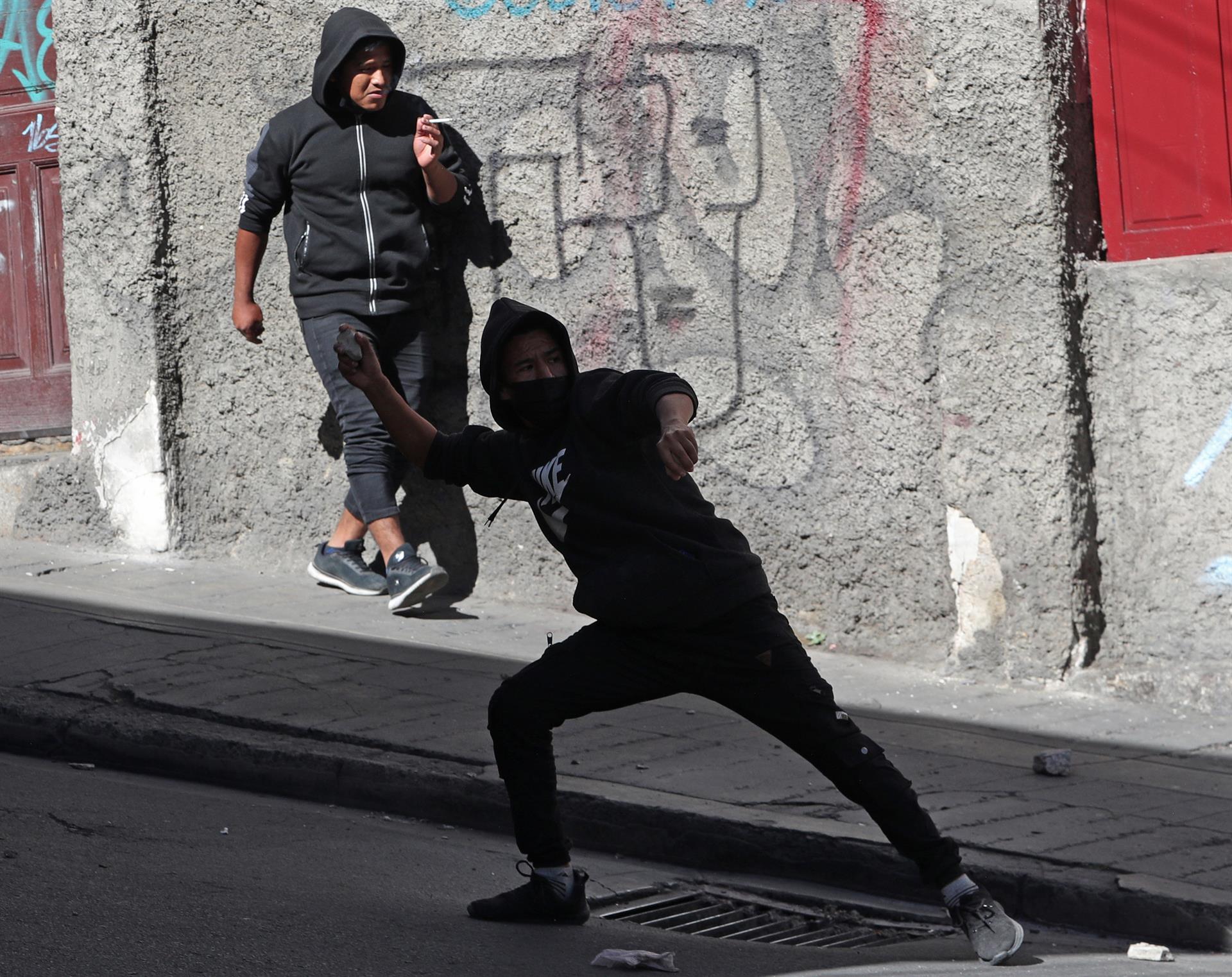 Miembros de la Asociación Departamental de Productores de Coca (Adepcoca) se enfrentan con policías antidisturbios en las calles de La Paz (Bolivia), este 19 de septiembre de 2022. EFE/Martín Alipaz