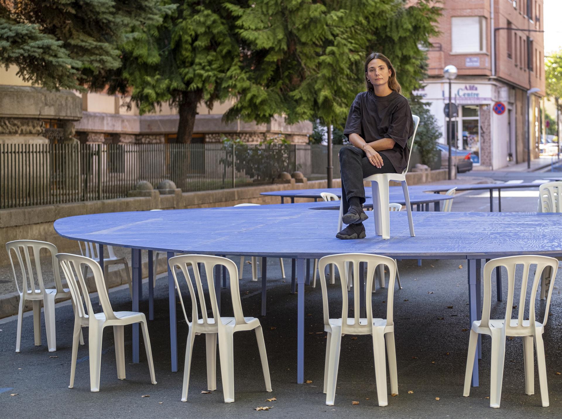 La arquitecta Sarai Olabarrieta posa sobre el diseño de una mesa con forma"gelatinosa". EFE/Abel Alonso
