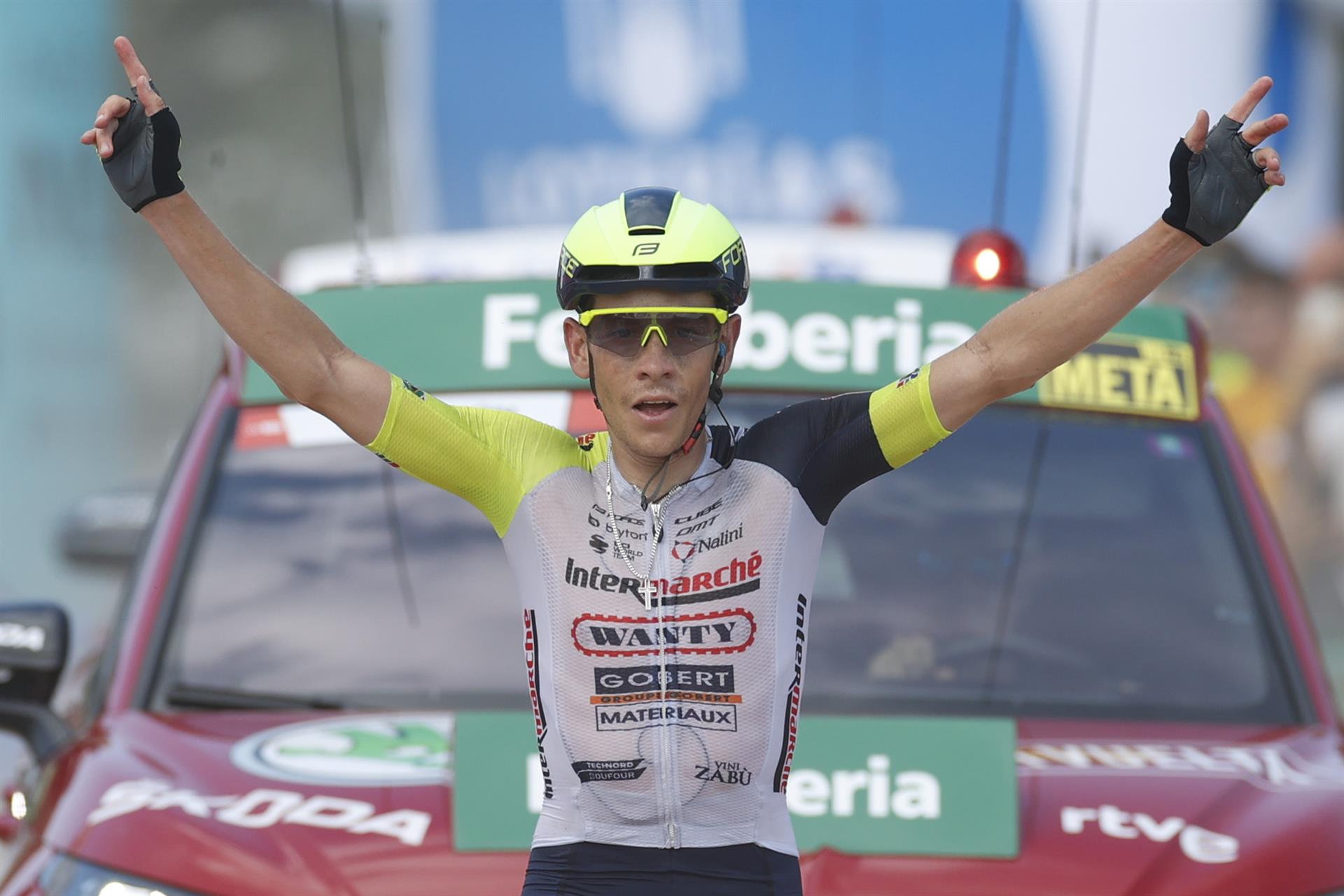 El corredor sudáfricano Louis Meintjes, entra vencedor de la novena etapa de La Vuelta Ciclista a España, disputada entre las localidades asturianas de Villaviciosa y Les Praeres, Nava (171,4 km.). EFE/Javier Lizón