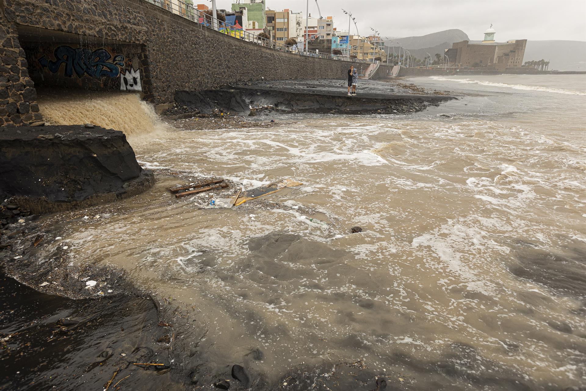 La tormenta tropical Hermine ha descargado este domingo más de 100 litros de agua por metro cuadrado en algunos puntos de Las Palmas de Gran Canaria. En la imagen, la playa de Las Canteras quedó dividida en dos, ante la fuerza del agua proveniente del barranco. EFE/Quique Curbelo
