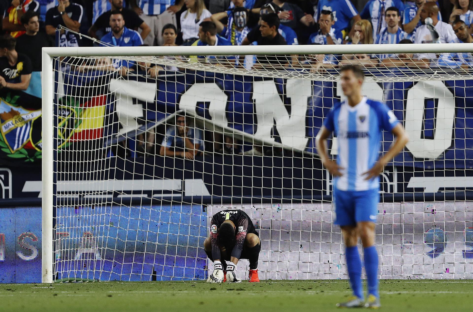 Jugadores del Málaga tras encajar un gol en La Rosaleda, en un partido de hace varias campañas. EFE/Jorge Zapata/ARCHIVO