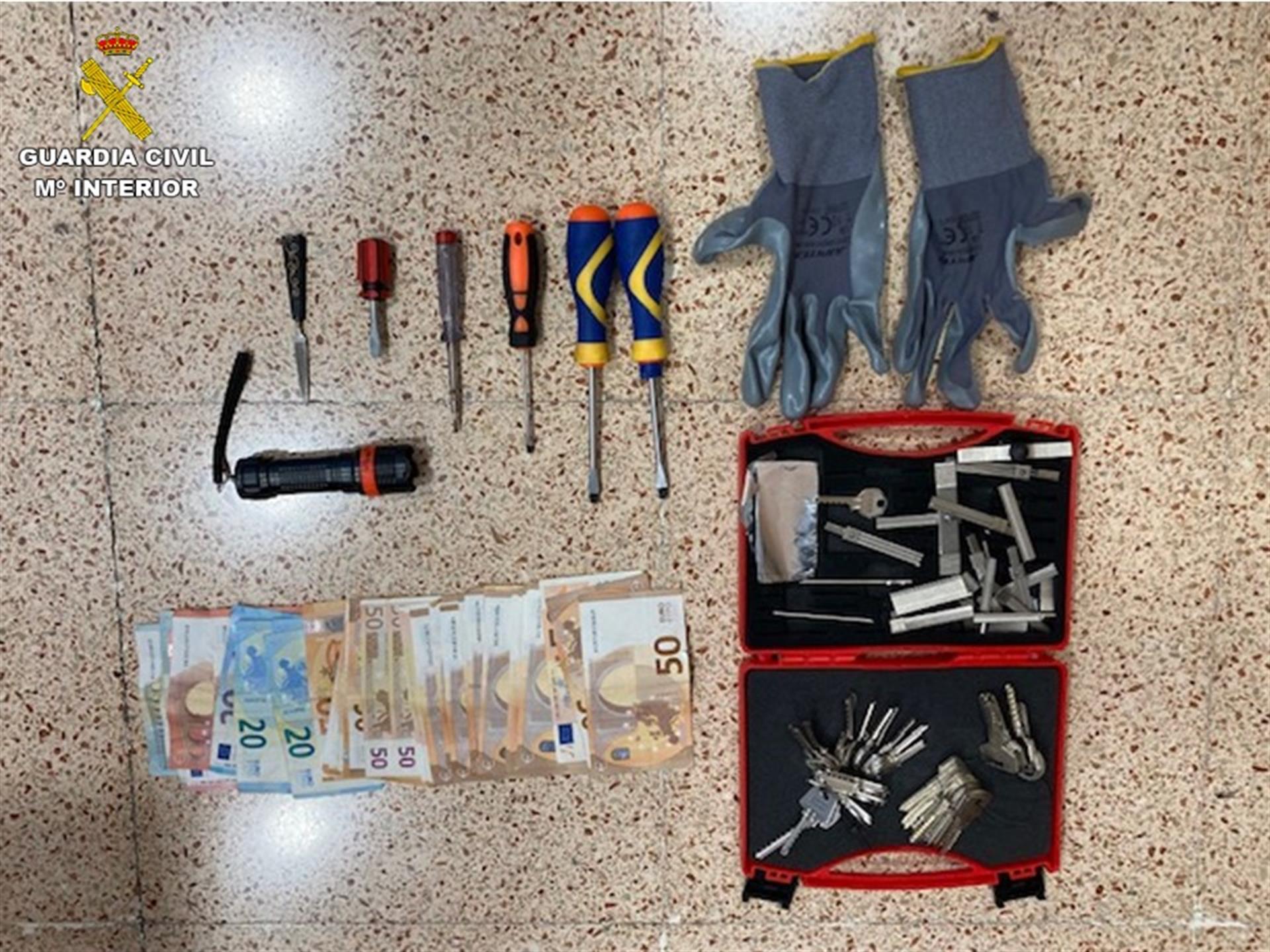 Dinero y herramientas de la banda, en una imagen de la Guardia Civil.
