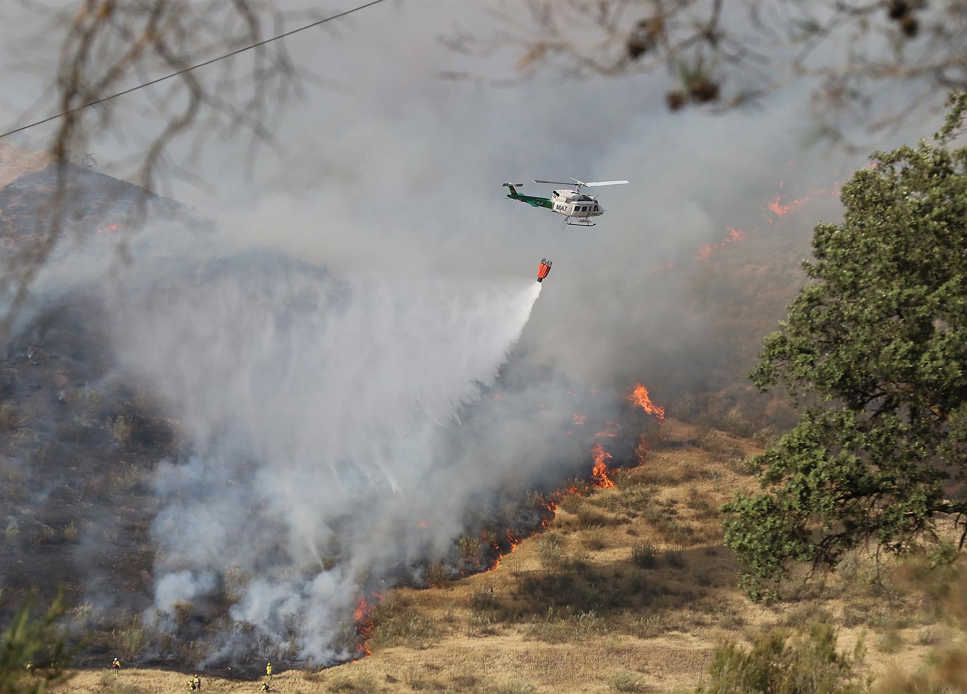 Labores de extinción de un incendio forestal en Granada. EFE/Archivo